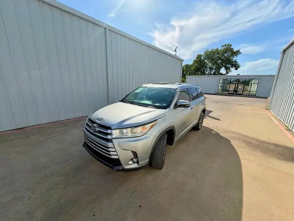 5TDKZRFH8HS511514 2017 TOYOTA HIGHLANDER - Image 2