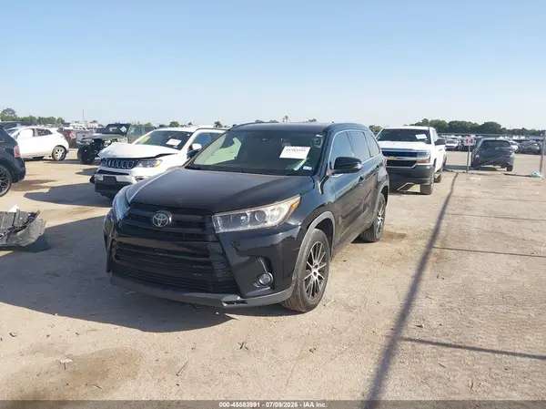 5TDKZRFH8HS518902 2017 TOYOTA HIGHLANDER - Image 2