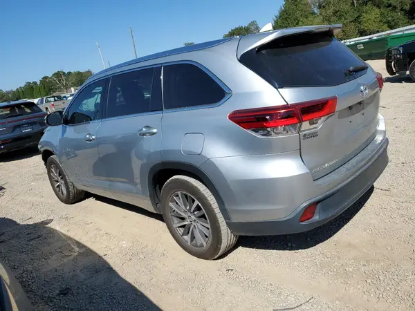 5TDKZRFH8HS526255 2017 TOYOTA HIGHLANDER - Image 2