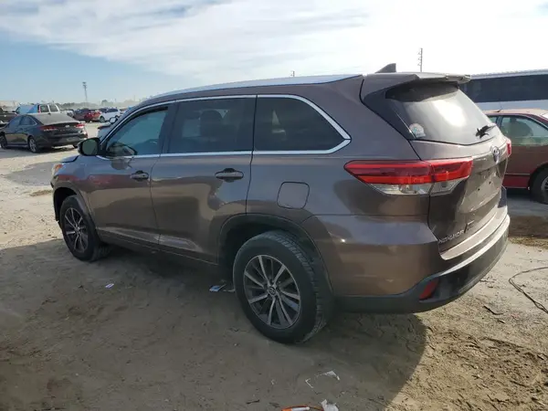 5TDKZRFH8JS238323 2018 TOYOTA HIGHLANDER - Image 2
