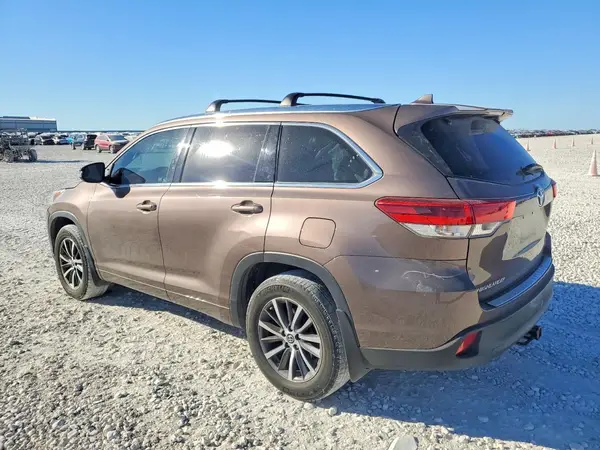 5TDKZRFH8JS244185 2018 TOYOTA HIGHLANDER - Image 2
