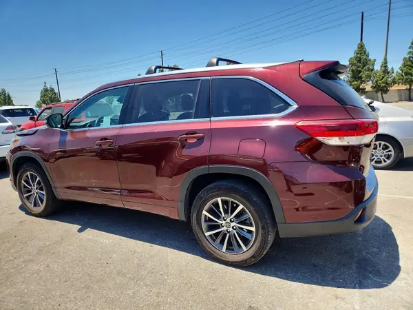 5TDKZRFH8JS275629 2018 TOYOTA HIGHLANDER - Image 2
