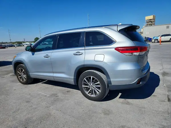 5TDKZRFH8JS280569 2018 TOYOTA HIGHLANDER - Image 2