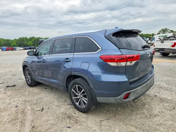 5TDKZRFH8JS283763 2018 TOYOTA HIGHLANDER - Image 2