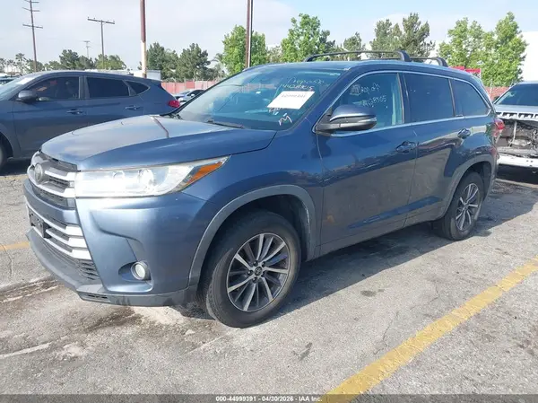 5TDKZRFH8JS285237 2018 TOYOTA HIGHLANDER - Image 2