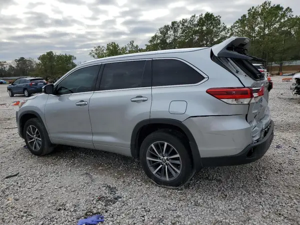 5TDKZRFH8JS288073 2018 TOYOTA HIGHLANDER - Image 2