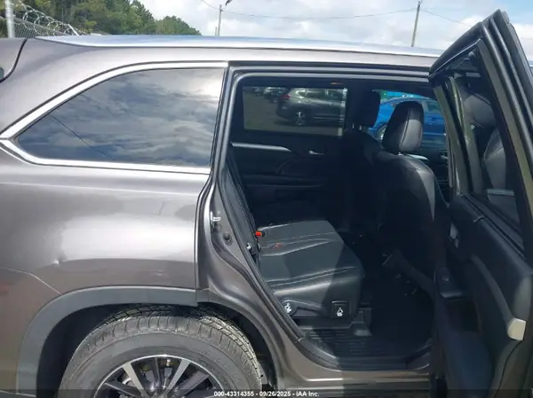 5TDKZRFH8JS529470 2018 TOYOTA HIGHLANDER - Image 8