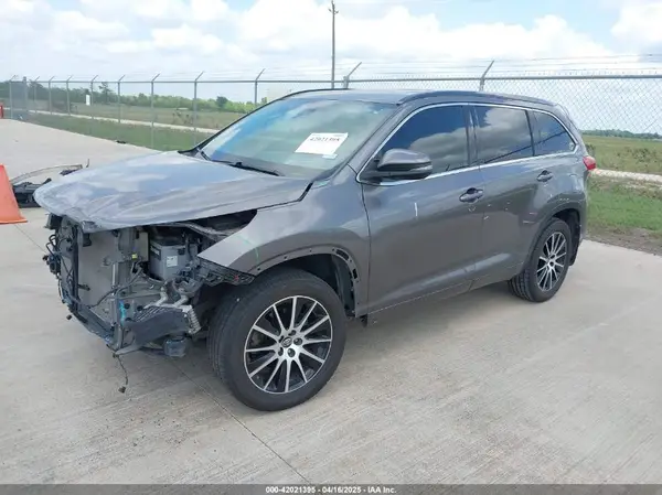 5TDKZRFH8JS532501 2018 TOYOTA HIGHLANDER - Image 2