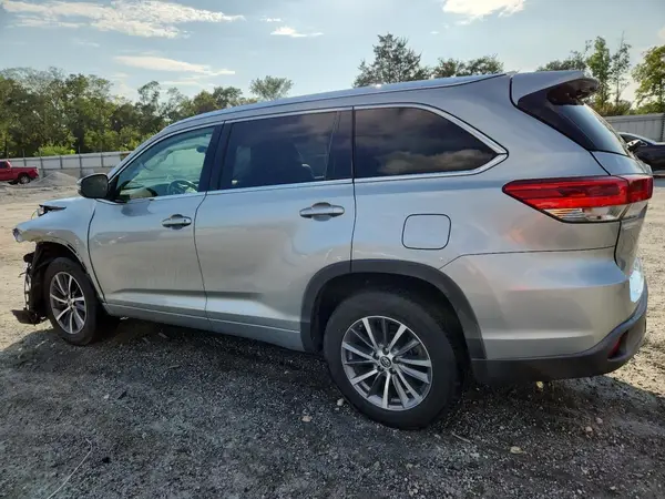 5TDKZRFH8JS532742 2018 TOYOTA HIGHLANDER - Image 2