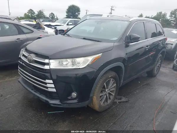 5TDKZRFH8JS532868 2018 TOYOTA HIGHLANDER - Image 2