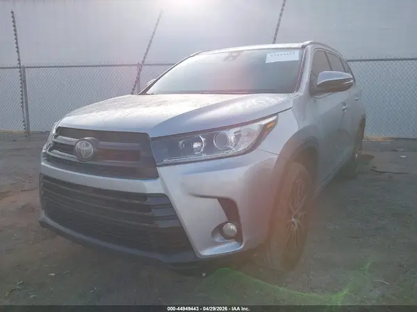 5TDKZRFH8JS534233 2018 TOYOTA HIGHLANDER - Image 2