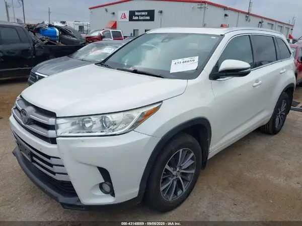 5TDKZRFH8JS534300 2018 TOYOTA HIGHLANDER - Image 2