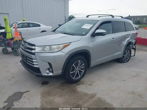 5TDKZRFH8JS534376 2018 TOYOTA HIGHLANDER - Image 2