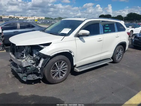 5TDKZRFH8JS537522 2018 TOYOTA HIGHLANDER - Image 2