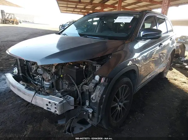 5TDKZRFH8JS537844 2018 TOYOTA HIGHLANDER - Image 2