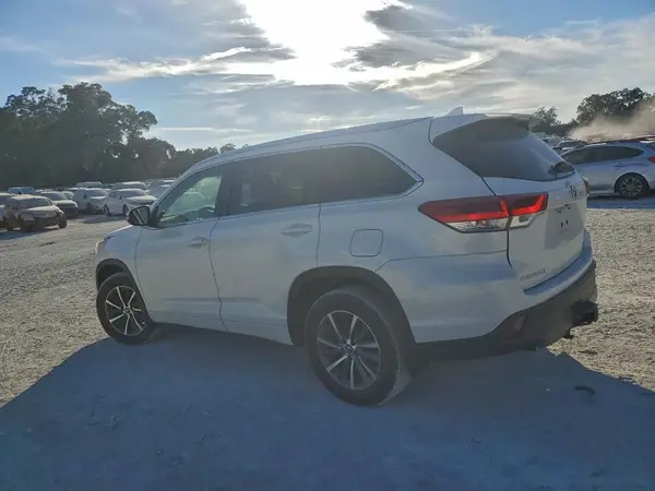 5TDKZRFH8JS540243 2018 TOYOTA HIGHLANDER - Image 2
