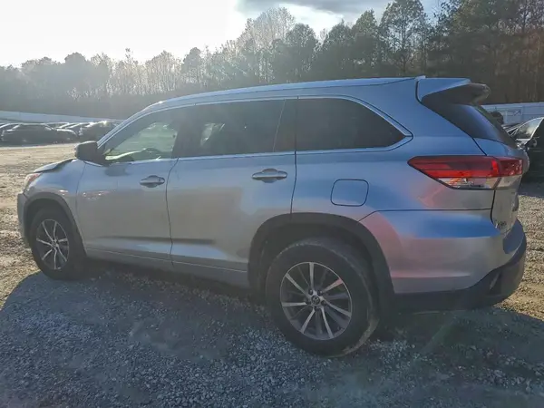 5TDKZRFH8JS540808 2018 TOYOTA HIGHLANDER - Image 2
