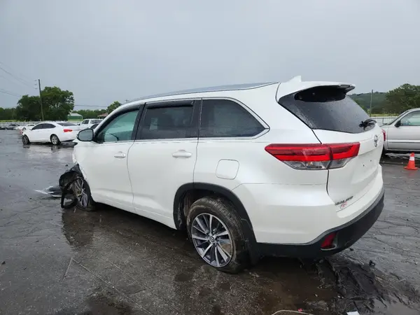 5TDKZRFH8JS541778 2018 TOYOTA HIGHLANDER - Image 2
