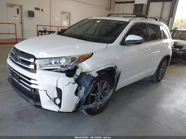5TDKZRFH8JS543529 2018 TOYOTA HIGHLANDER - Image 2