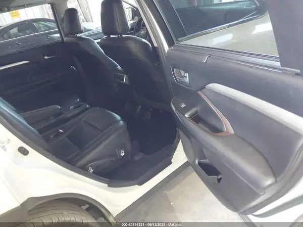 5TDKZRFH8JS543529 2018 TOYOTA HIGHLANDER - Image 8