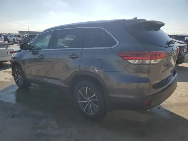 5TDKZRFH8JS544213 2018 TOYOTA HIGHLANDER - Image 2