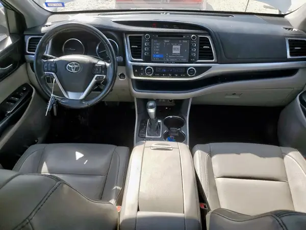 5TDKZRFH8JS544762 2018 TOYOTA HIGHLANDER - Image 8