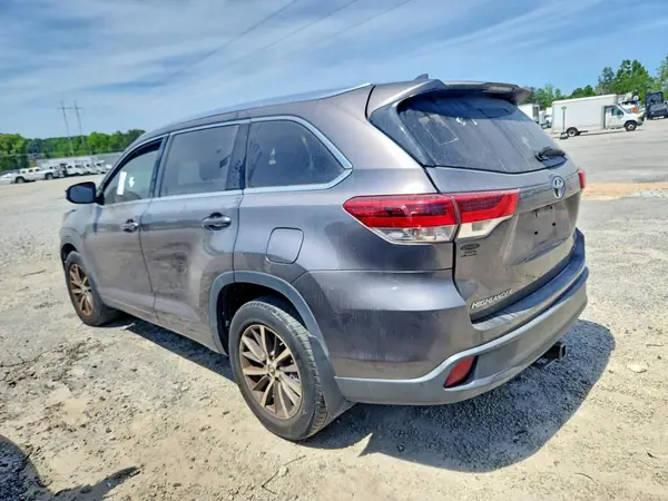 5TDKZRFH8JS545409 2018 TOYOTA HIGHLANDER - Image 2