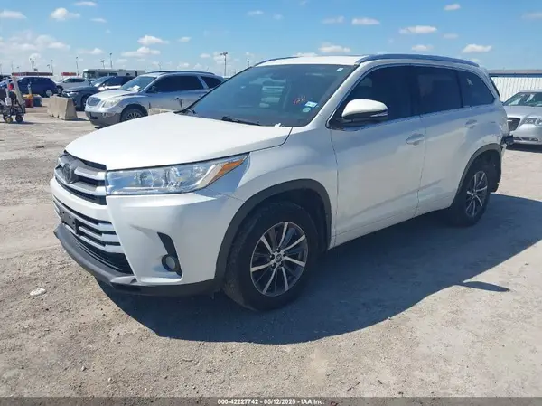 5TDKZRFH8JS548391 2018 TOYOTA HIGHLANDER - Image 2