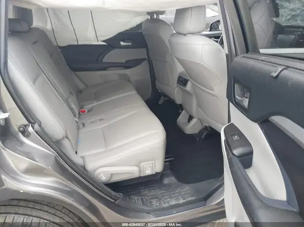 5TDKZRFH8JS548875 2018 TOYOTA HIGHLANDER - Image 8