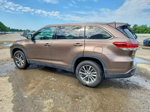 5TDKZRFH8KS290472 2019 TOYOTA HIGHLANDER - Image 2