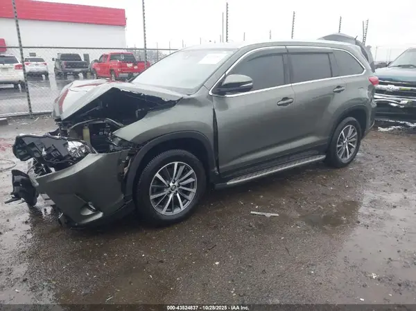 5TDKZRFH8KS301745 2019 TOYOTA HIGHLANDER - Image 2