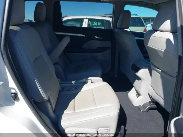 5TDKZRFH8KS309666 2019 TOYOTA HIGHLANDER - Image 8