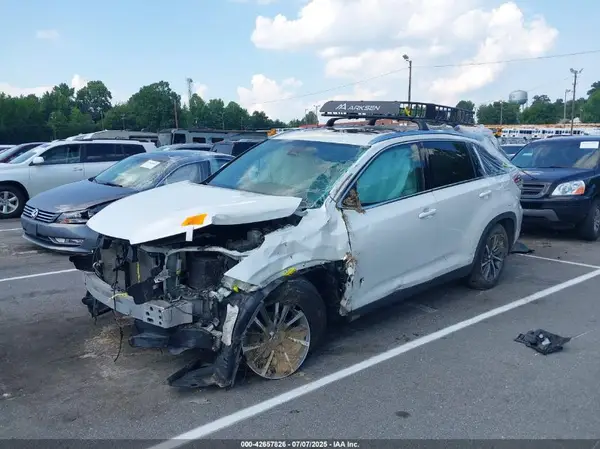 5TDKZRFH8KS347575 2019 TOYOTA HIGHLANDER - Image 2