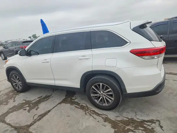 5TDKZRFH8KS551812 2019 TOYOTA HIGHLANDER - Image 2