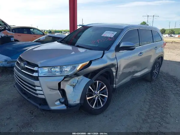 5TDKZRFH8KS552538 2019 TOYOTA HIGHLANDER - Image 2