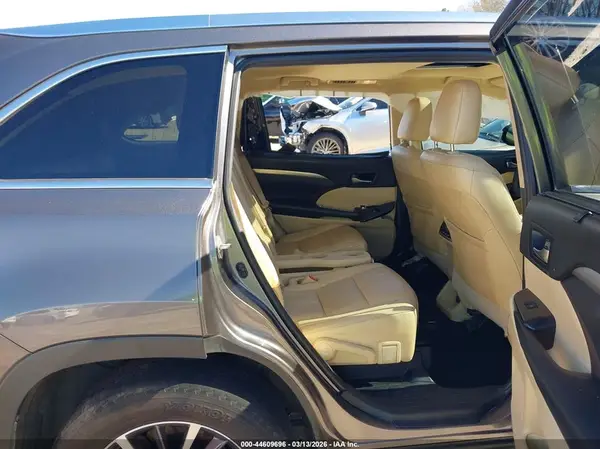 5TDKZRFH8KS554953 2019 TOYOTA HIGHLANDER - Image 8