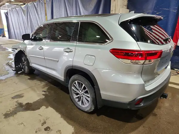 5TDKZRFH8KS555679 2019 TOYOTA HIGHLANDER - Image 2