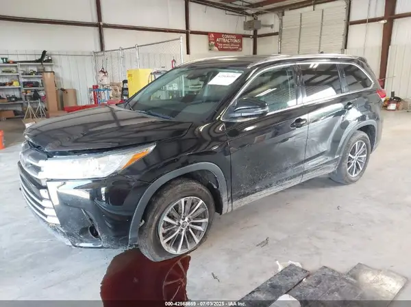 5TDKZRFH8KS557237 2019 TOYOTA HIGHLANDER - Image 2