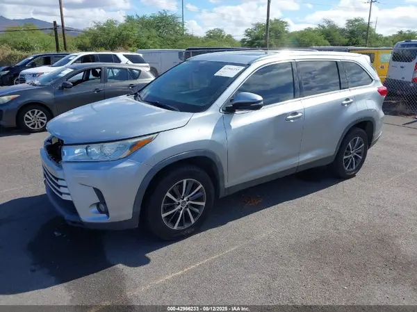 5TDKZRFH8KS560753 2019 TOYOTA HIGHLANDER - Image 2