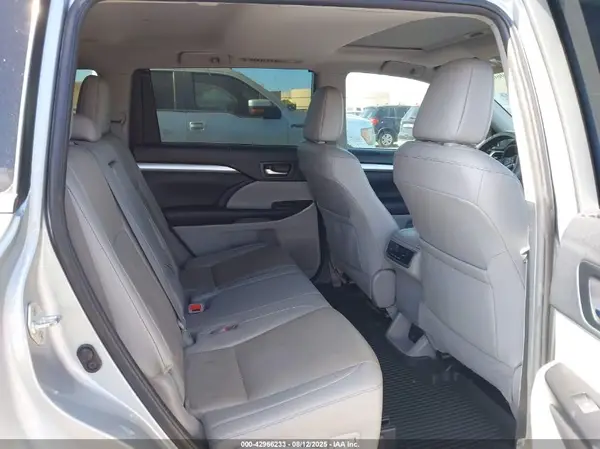 5TDKZRFH8KS560753 2019 TOYOTA HIGHLANDER - Image 8