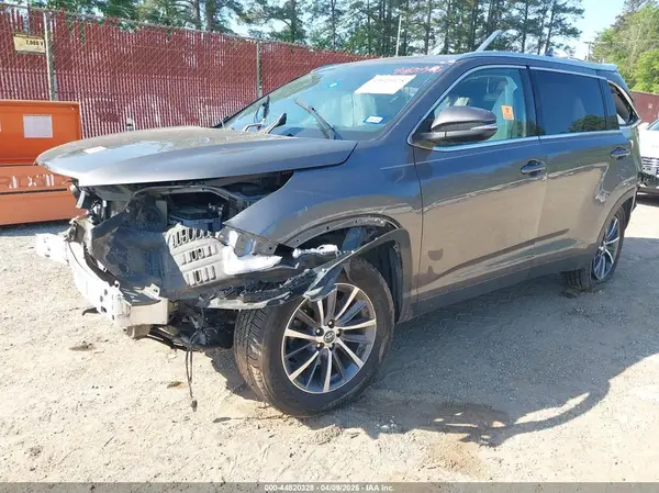 5TDKZRFH8KS561773 2019 TOYOTA HIGHLANDER - Image 2