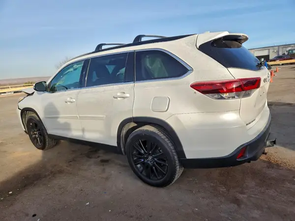 5TDKZRFH8KS568805 2019 TOYOTA HIGHLANDER - Image 2