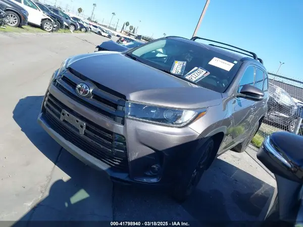 5TDKZRFH8KS574152 2019 TOYOTA HIGHLANDER - Image 2