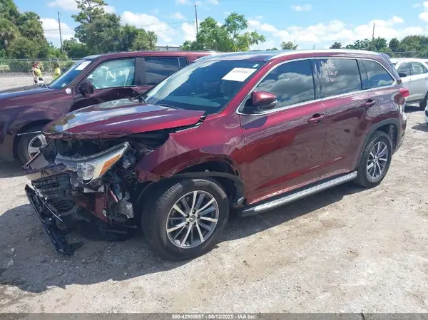 5TDKZRFH9HS228541 2017 TOYOTA HIGHLANDER - Image 2