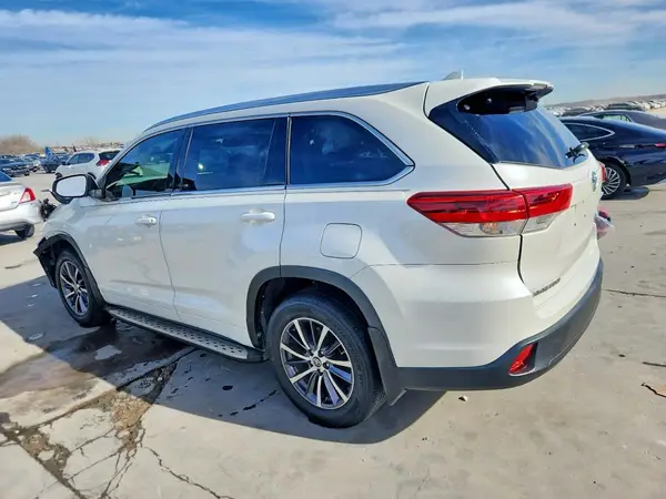 5TDKZRFH9HS508704 2017 TOYOTA HIGHLANDER - Image 2