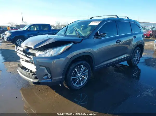 5TDKZRFH9HS508900 2017 TOYOTA HIGHLANDER - Image 2