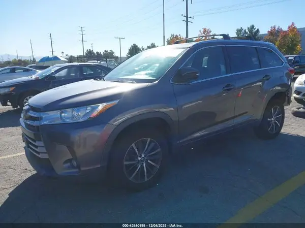 5TDKZRFH9HS509075 2017 TOYOTA HIGHLANDER - Image 2
