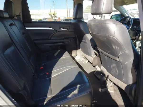 5TDKZRFH9HS509075 2017 TOYOTA HIGHLANDER - Image 8