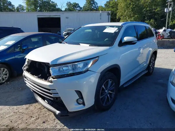 5TDKZRFH9HS511067 2017 TOYOTA HIGHLANDER - Image 2