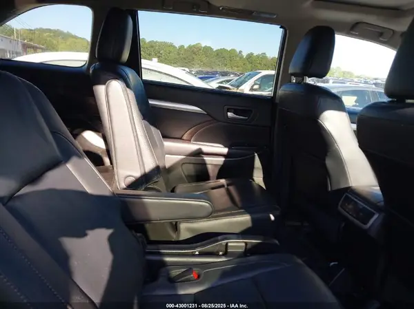 5TDKZRFH9HS511067 2017 TOYOTA HIGHLANDER - Image 8
